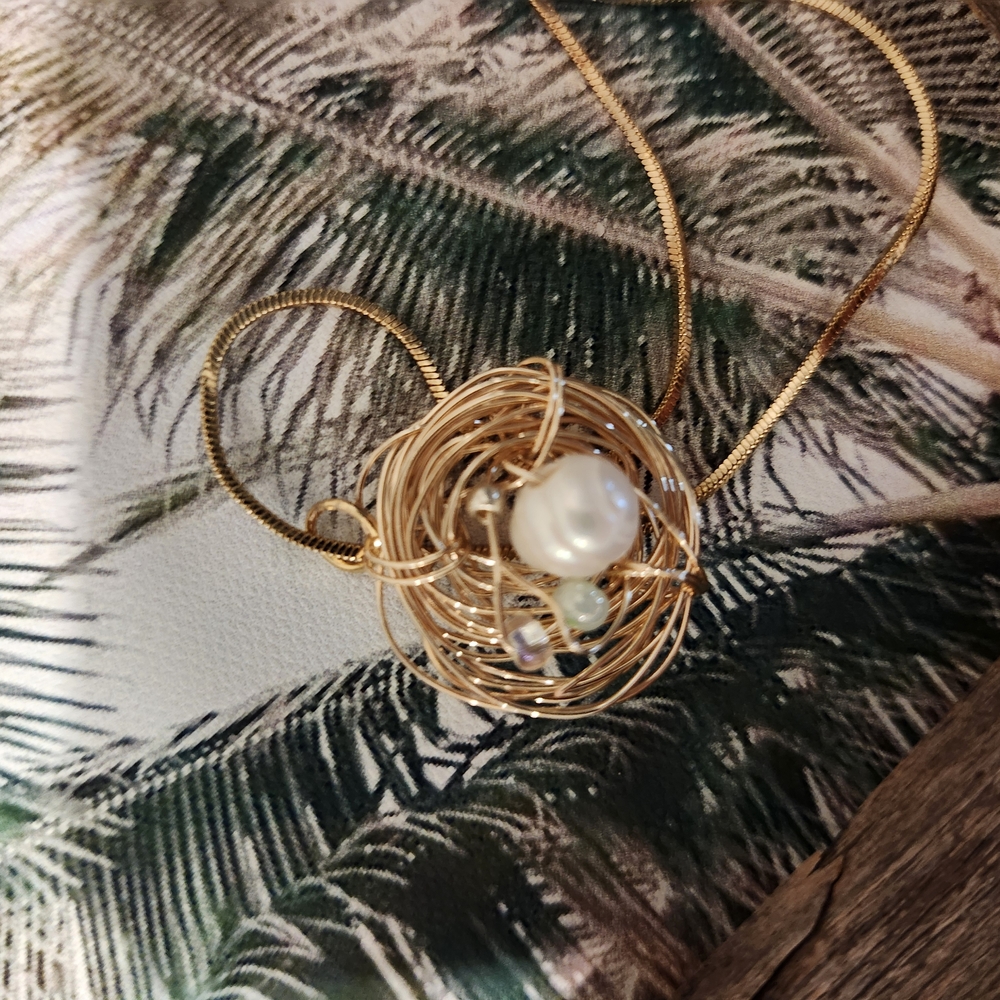 Elegant Gold Wire Nest Necklace with Pearl